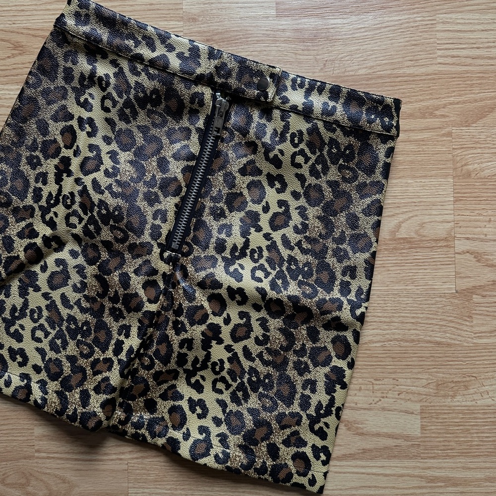 THE RAGGED PREIST FAUX LEATHER LEOPARD PRINT ZIP SKIRT